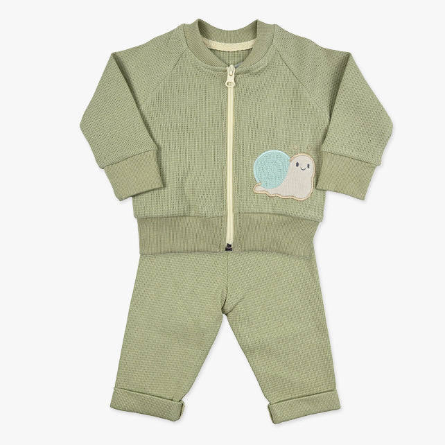 Baby snail komplet za bebe od waffle pamuka sa vezenom aplikacijom puža u maslinasto zelenoj boji 