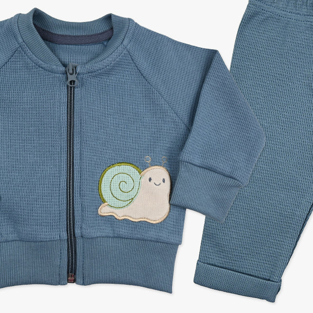 Baby snail komplet za bebe od waffle pamuka sa vezenom aplikacijom puža u plavoj boji 