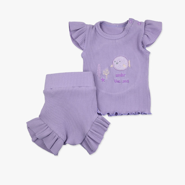 Little pearl ljetni komplet za bebe djevojčice sa rebrastom majicom sa karnerima i lila šorcem sa volanima